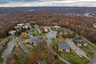 Balance Rock Condominium in Seymour, CT - Foto de edificio - Building Photo