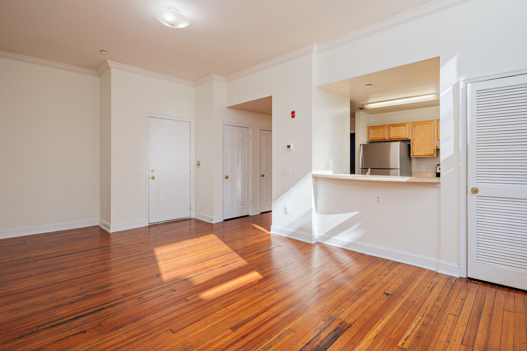 337 N Charles St, Unit 108 in Baltimore, MD - Building Photo