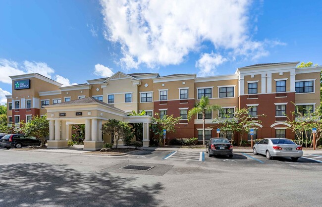 1776 Pembrook Dr in Orlando, FL - Foto de edificio - Building Photo