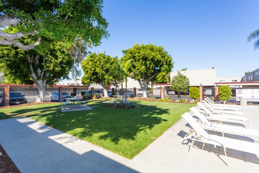 Chateau De Ville Apartments in Anaheim, CA