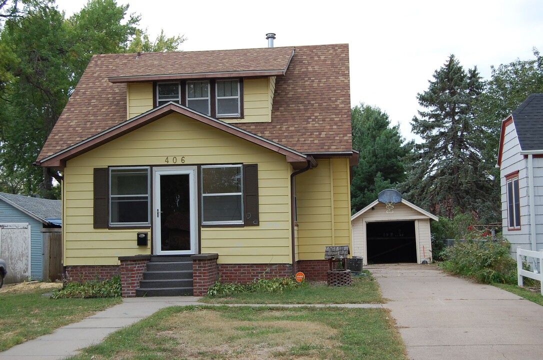 406 E 9th St in Hastings, NE - Building Photo