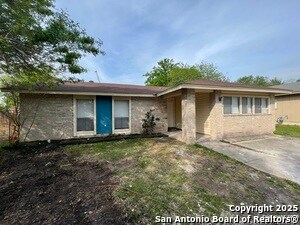 103 Meadow Way in Converse, TX - Building Photo