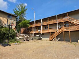 1300 W Jeth Ct in Peoria, IL - Building Photo