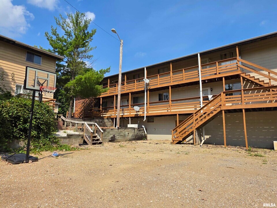 1300 W Jeth Ct in Peoria, IL - Building Photo