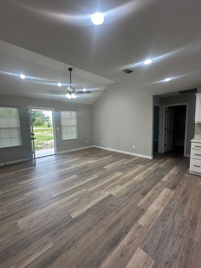 1075 Hughes St in Soperton, GA - Building Photo - Building Photo