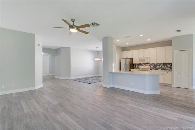 property at 465 NW Sunflower Pl