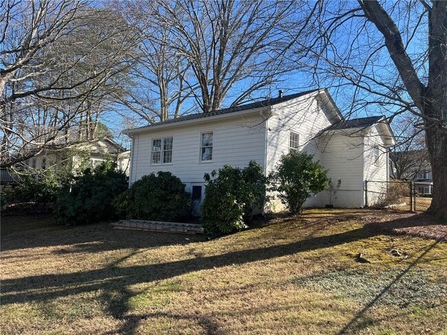 2254 N Shallowford Rd in Chamblee, GA - Building Photo - Building Photo