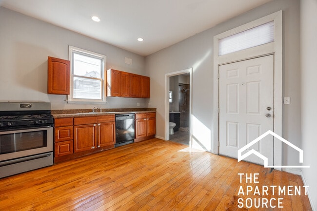 2416 N Maplewood Ave, Unit 1
