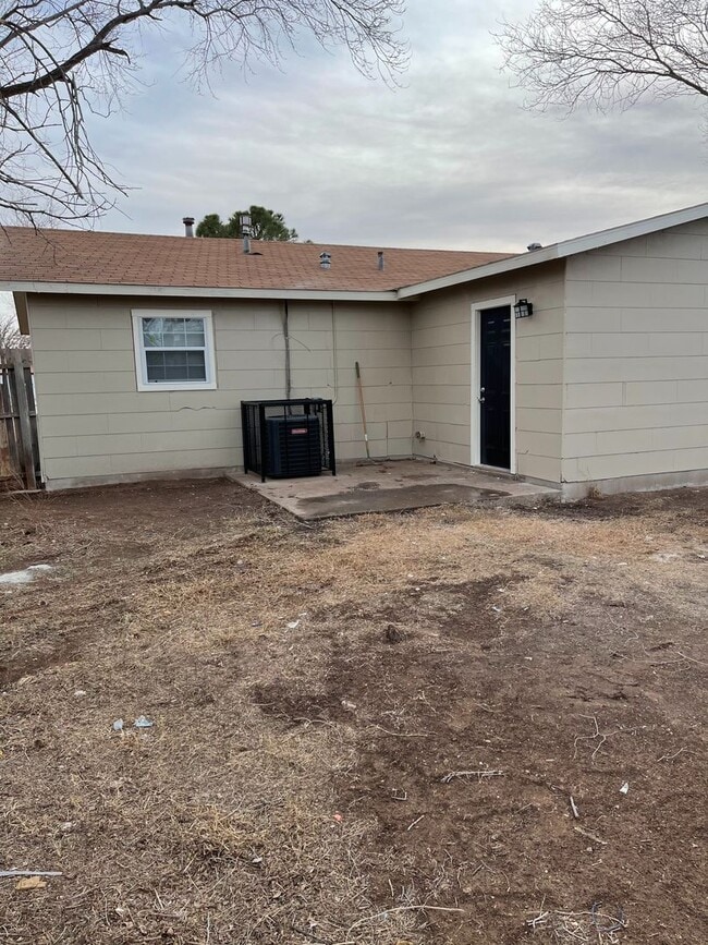 1705 E Colgate St in Lubbock, TX - Foto de edificio - Building Photo