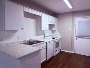 2400 Alexander Ave in Waco, TX - Building Photo - Building Photo