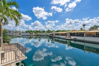 7024 Crown Gate Dr in Miami Lakes, FL - Foto de edificio - Building Photo