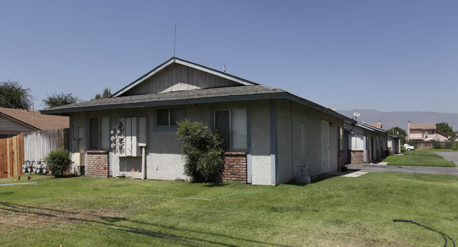 13962 Arrow Blvd in Fontana, CA - Building Photo - Building Photo