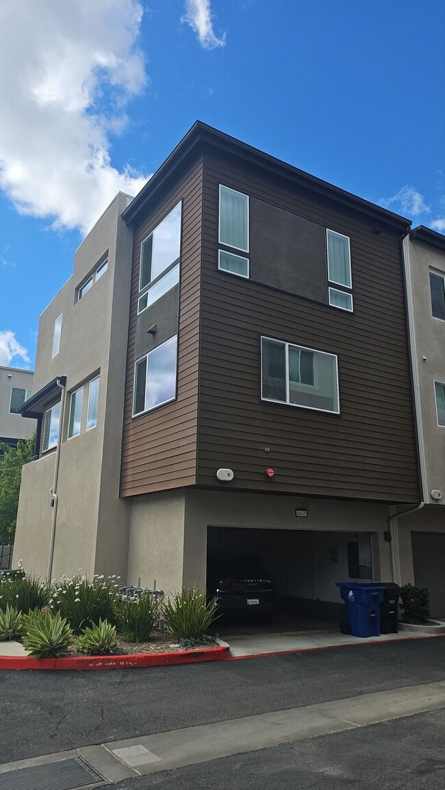 8405 N Fusion Way in Northridge, CA - Building Photo - Building Photo