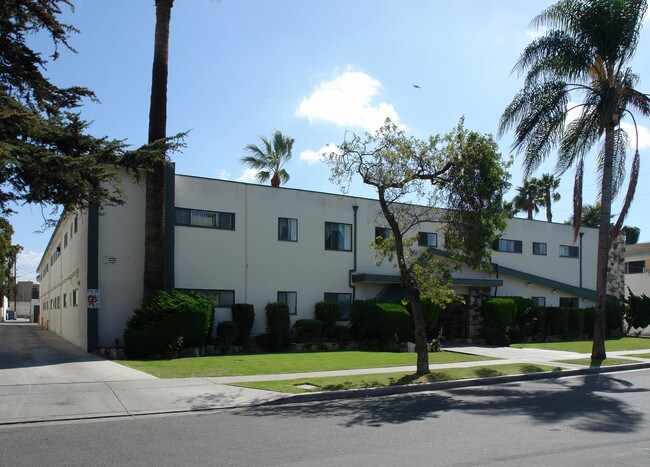 La Pat Courtyard Apartments in Westminster, CA - Foto de edificio - Building Photo
