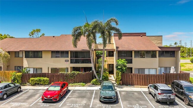 890 N Village Dr in St. Petersburg, FL - Building Photo - Building Photo