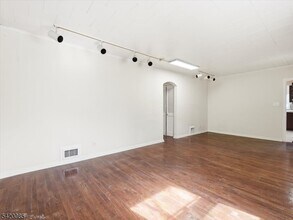 95 Sycamore Ave in Livingston, NJ - Building Photo - Building Photo