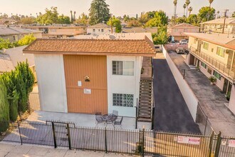 14121 Calvert St in Van Nuys, CA - Building Photo - Building Photo