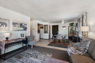 Harwood Apartments in Milwaukee, WI - Foto de edificio - Interior Photo