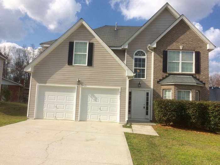 6095 Trotters Cir in Fairburn, GA - Building Photo