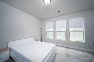 2011 Royal Landing Dr in Houston, TX - Building Photo - Building Photo