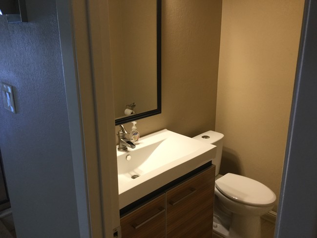 1008 Clayton Nolen Dr, Unit 0108 in Horseshoe Bay, TX - Foto de edificio - Building Photo