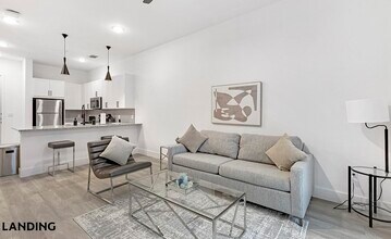 650 E Sycamore St in Denton, TX - Foto de edificio - Building Photo