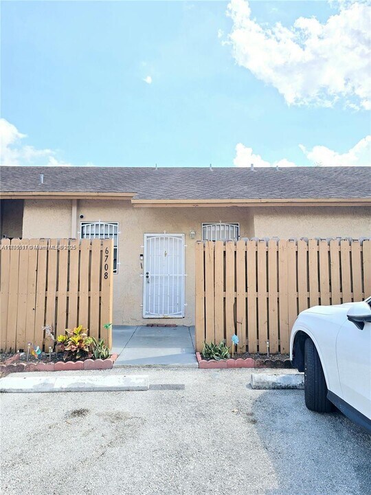6708 NW 193rd Ter in Hialeah, FL - Building Photo