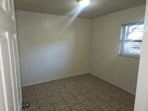 5619-5617 7th St Ct E in Bradenton, FL - Building Photo - Building Photo