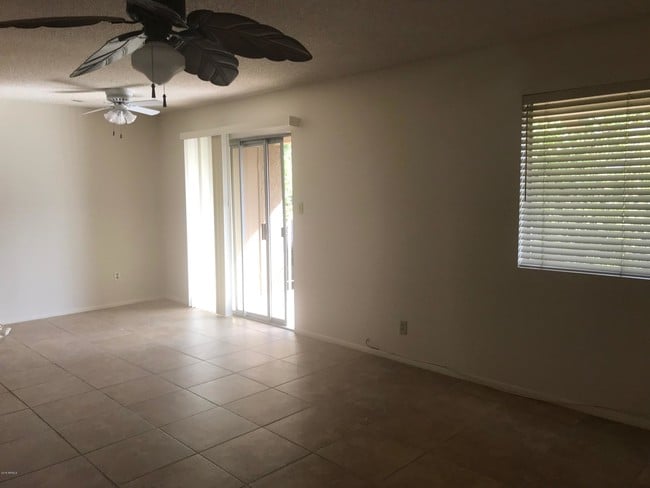 5525 E Thomas Rd-Unit -O10 in Phoenix, AZ - Building Photo - Building Photo