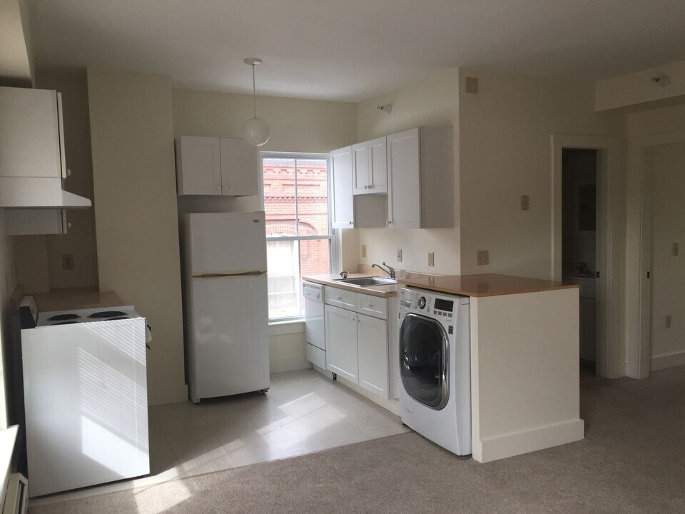 9 State St in Windsor, VT - Building Photo