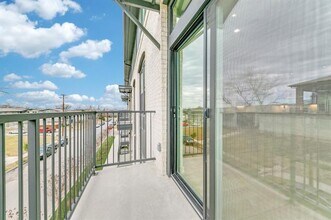 512 N Ewing Ave in Dallas, TX - Building Photo - Building Photo