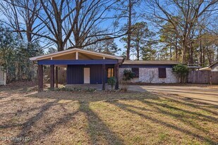 1206 Arlington St in Clinton, MS - Building Photo