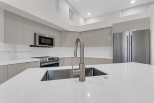 2553 E Bay Dr in Weston, FL - Building Photo