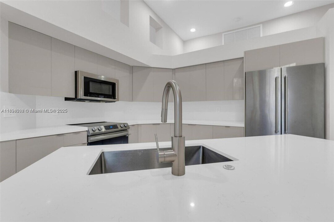 2553 E Bay Dr in Weston, FL - Building Photo