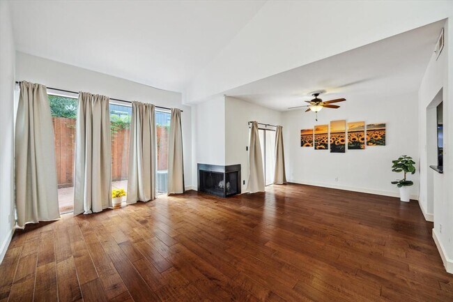 1902 Augusta Dr in Houston, TX - Building Photo - Building Photo