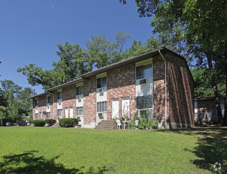 Redstone Gardens in Bristol, CT - Foto de edificio