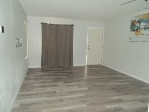 2101 Blue Breeze Dr in Las Vegas, NV - Building Photo - Building Photo