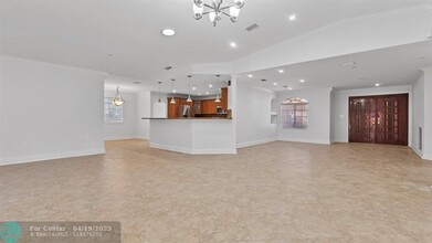 70 NW 159th St in Miami, FL - Foto de edificio - Building Photo
