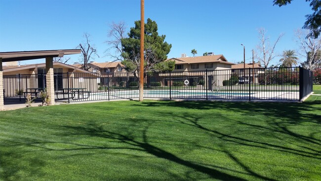 6733 N 44th Ave in Glendale, AZ - Foto de edificio - Building Photo