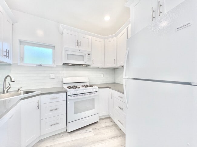 2041 Linnington Ave in Los Angeles, CA - Building Photo - Building Photo