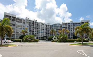 Oceanview Park in Hollywood, FL - Building Photo - Building Photo