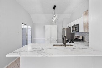 1114 Lochmoor Ln in Pearland, TX - Building Photo - Building Photo