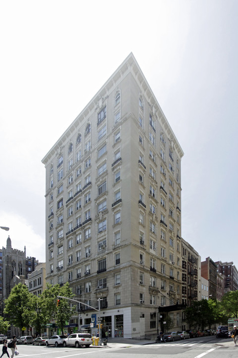 Luxor Apartments in New York, NY - Foto de edificio