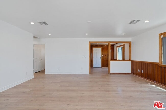 42104 6th St E in Lancaster, CA - Building Photo - Building Photo
