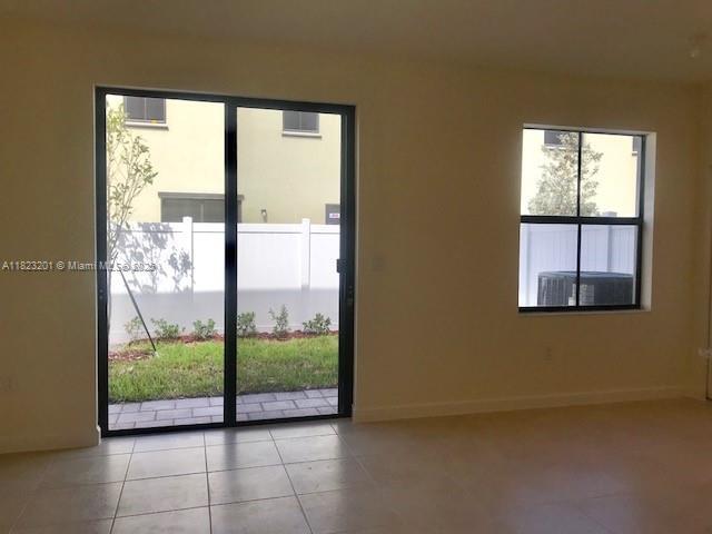 10336 W 33rd Way in Hialeah, FL - Building Photo - Building Photo