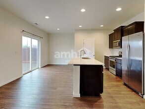 2183 NW Woodland Dr in McMinnville, OR - Foto de edificio - Building Photo