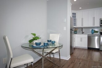 255 E Main St in East Islip, NY - Foto de edificio - Building Photo