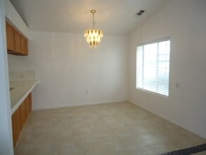 1986 W Roby Ave in Porterville, CA - Building Photo - Building Photo