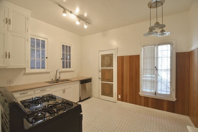 2062 Argyle Ave in Los Angeles, CA - Building Photo - Building Photo