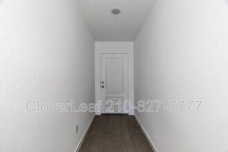 706 Wolf Crest Blvd in Seguin, TX - Building Photo - Building Photo